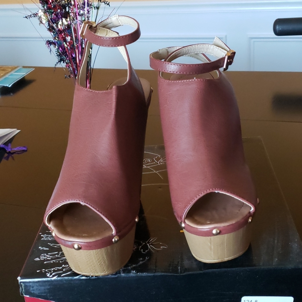 Shoes - Picture 2 of 4